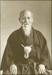 O-SENSEI Morihei Ueshiba, fondateur de l'aikido, portrait en costume traditionnel
