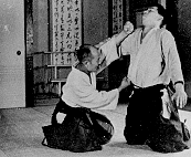 O-SENSEI Morihei Ueshiba en démonstration technique