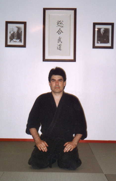 SENSEI Steve Gosselin, fondateur du Sogo Budo Ju Jutsu, en tenue d'entraînement
